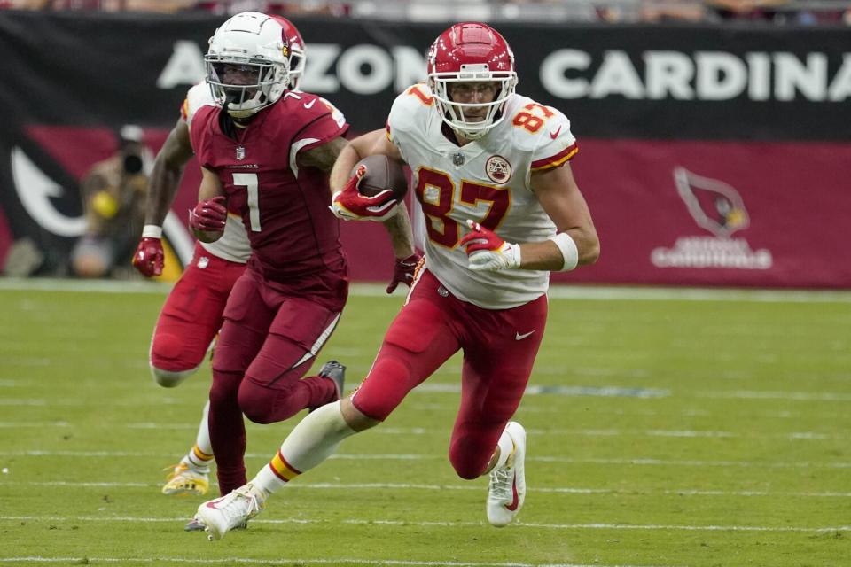 Kansas City Chiefs tight end Travis Kelce runs away from Arizona Cardinals' Byron Murphy Jr.