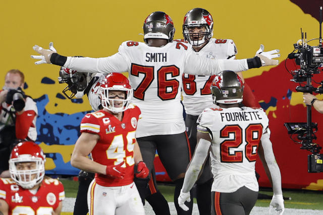 The Chiefs signed former Buccaneers' LT Donovan Smith to a 1-year