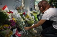 A Singaporean lays flower at the entrance to the Istana presidential palace following the death of former prime minister Lee Kuan Yew on March 23, 2015