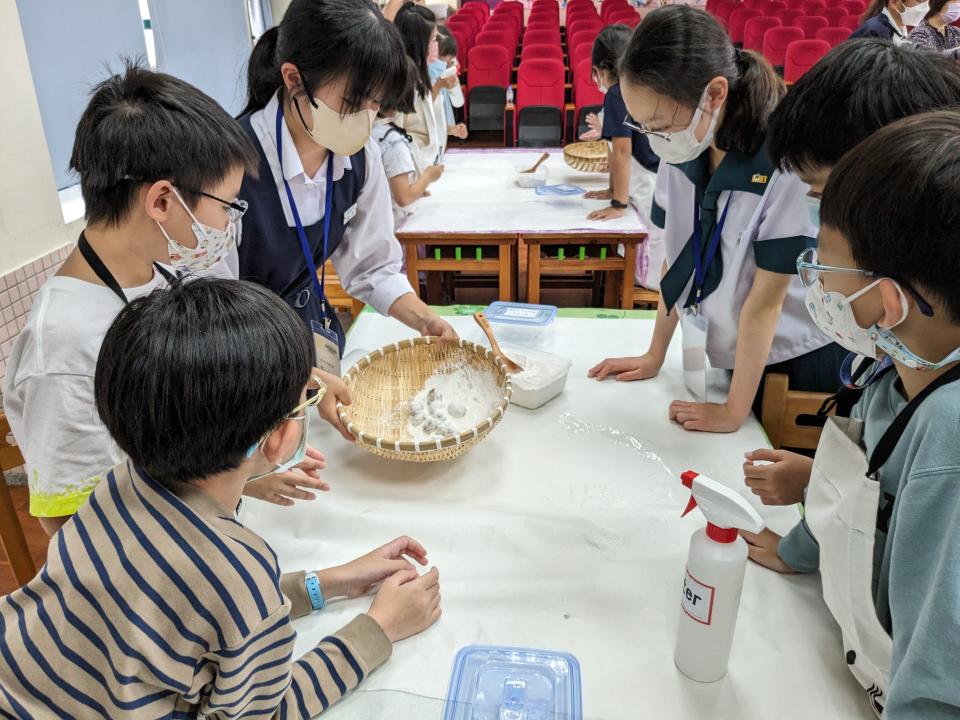 日本學生入班體驗搖元宵