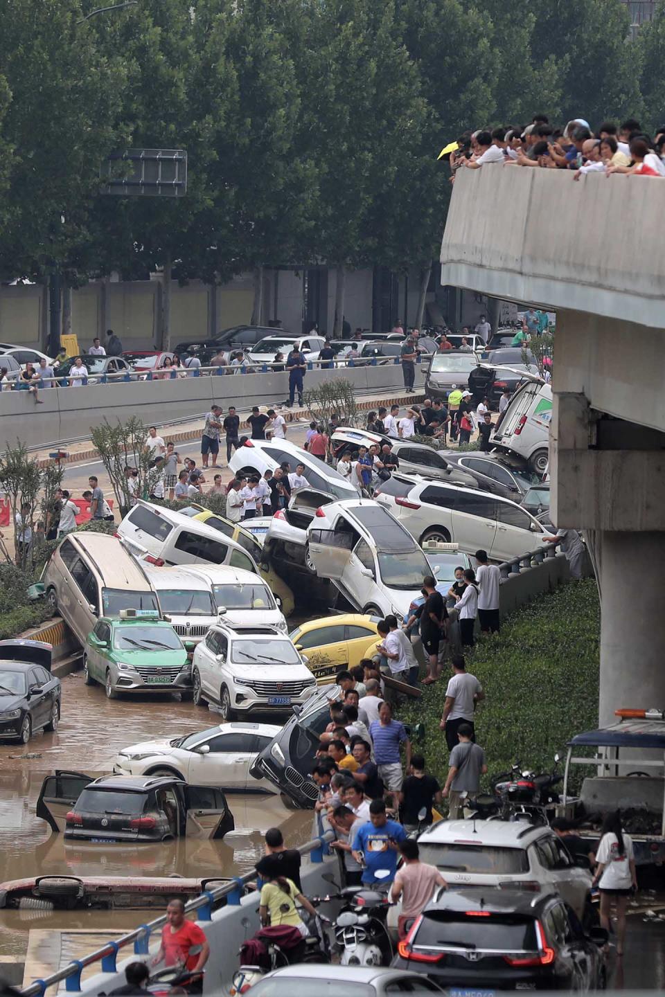 2021年7月22日中國鄭州，高速公路隧道入口處，在洪水中損壞的汽車。