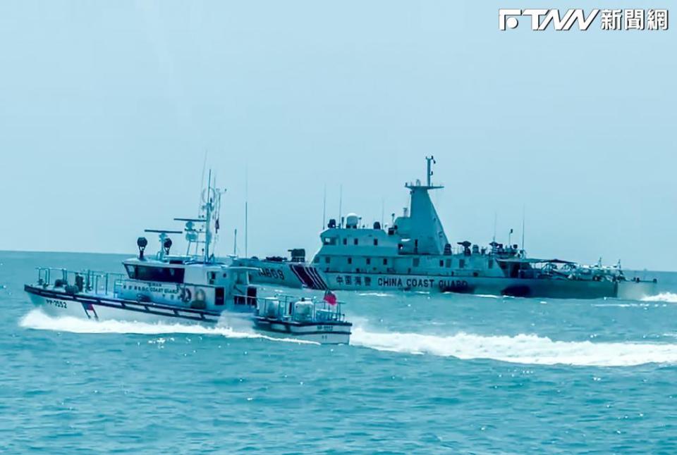 我方海巡艦艇對峙與驅離大陸海警船。（圖／海巡署提供）