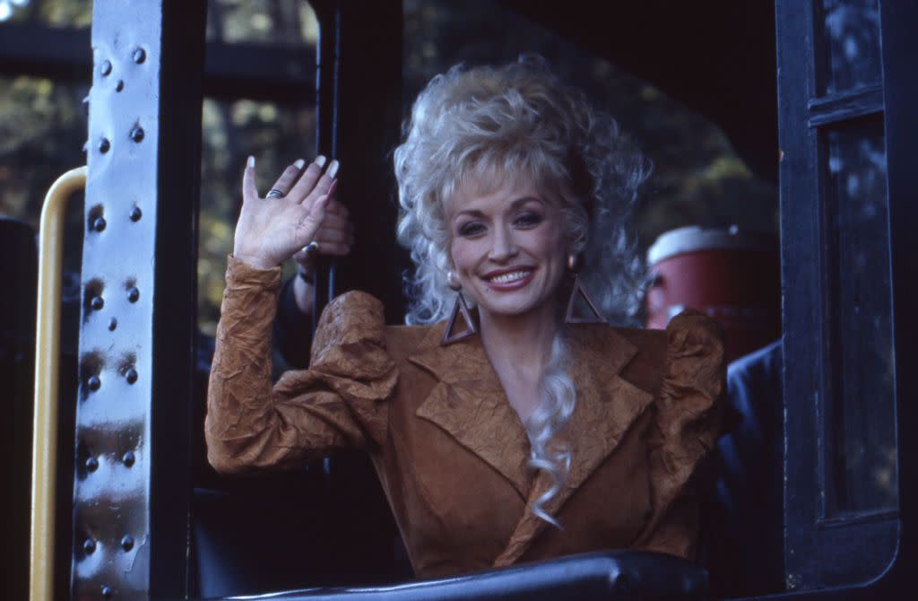 dolly parton waving in 1987