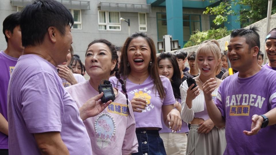 楊繡惠跟黑衣人互嗆（圖／民視）