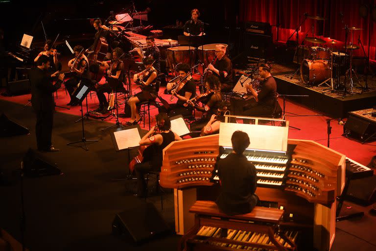 Una orquesta de cámara compuesta por una veintena de músicos abre los actos en el Centro Cultural Kirchner