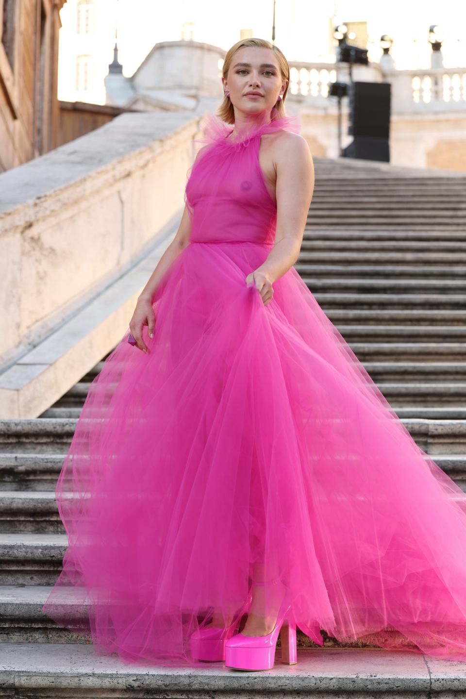 Florence Pugh usó el cestido Valentino en un desfile de modas del diseñador italiano (Getty Images)