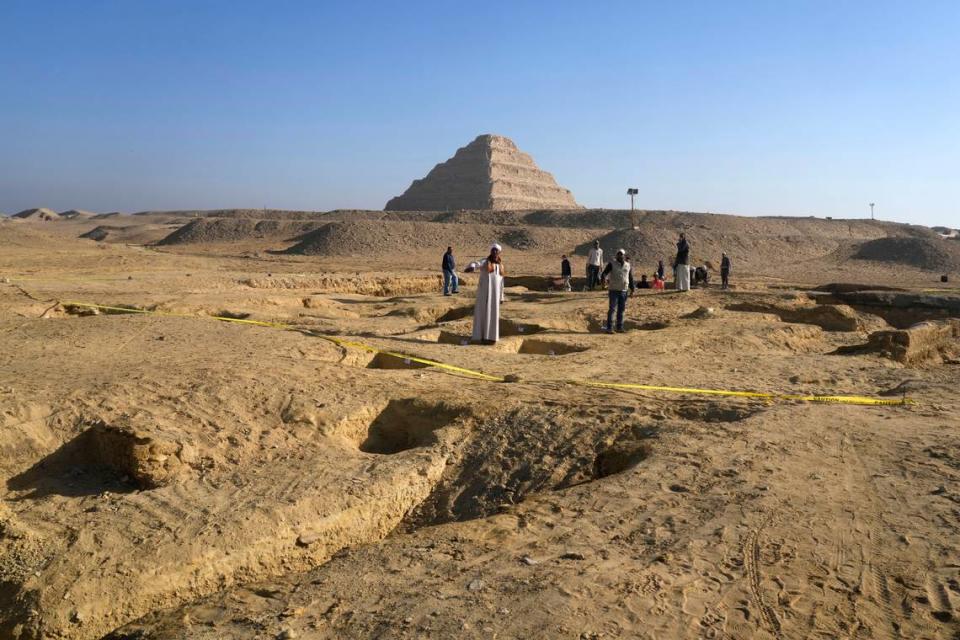 Trabajadores egipcios de antigüedades excavan en el sitio de la Pirámide Escalonada de Djoser en Saqqara (AP Photo/Amr Nabil).