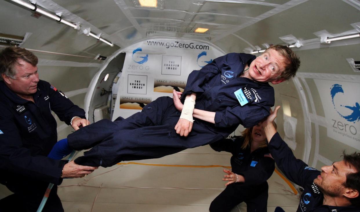 Stephen Hawking experimentando gravedad cero (26 abril 2007). Cortesía de Jim Campbell/Aero-News Network. <a href="https://upload.wikimedia.org/wikipedia/commons/0/08/Physicist_Stephen_Hawking_in_Zero_Gravity_NASA.jpg" rel="nofollow noopener" target="_blank" data-ylk="slk:Wikimedia Commons;elm:context_link;itc:0;sec:content-canvas" class="link ">Wikimedia Commons</a>