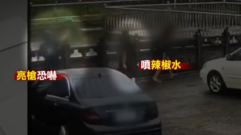 雙方交車過程中爆發口角，其中一名通緝犯竟拿辣椒水噴灑，還亮槍試圖搶車。（圖／東森新聞）
