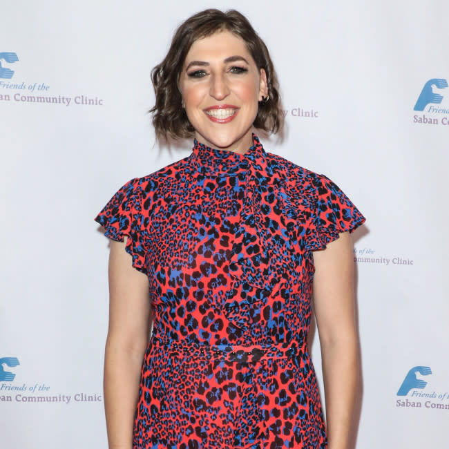 Despiden a Mayim Bialik de Jeopardy! credit:Bang Showbiz