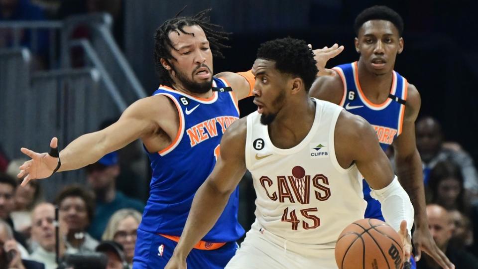 31 Maret 2023;  Cleveland, Ohio, AS;  Guard Cleveland Cavaliers Donovan Mitchell (45) dibela oleh guard New York Knicks Jalen Brunson (11) pada babak pertama di Rocket Mortgage FieldHouse.  Kredit Wajib: Ken Blaze-USA TODAY Sports