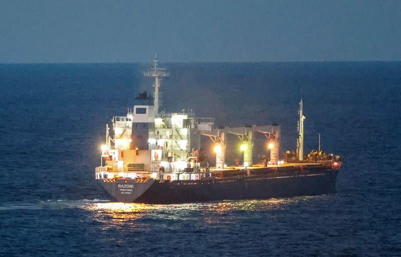 El buque de carga con bandera de Sierra Leona Razoni, que transporta grano ucraniano, en el Mar Negro frente a Kilyos