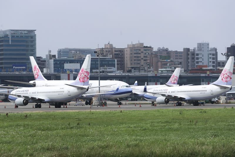 停在台北松山機場停機坪的中華航空班機。（中央社資料照）