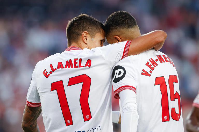 Abrazo de Erik Lamela con Youssef En-Nesyri, otro de los que convirtieron en la goleada de Sevilla a Almería por la liga de España.