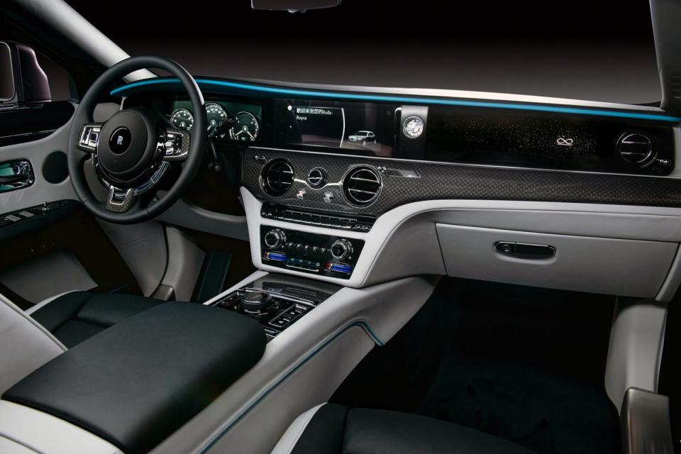 現場發表車型採用充滿科技感的碳纖維面板，完美搭配Ghost車系獨家的星光飾板與無限符號。