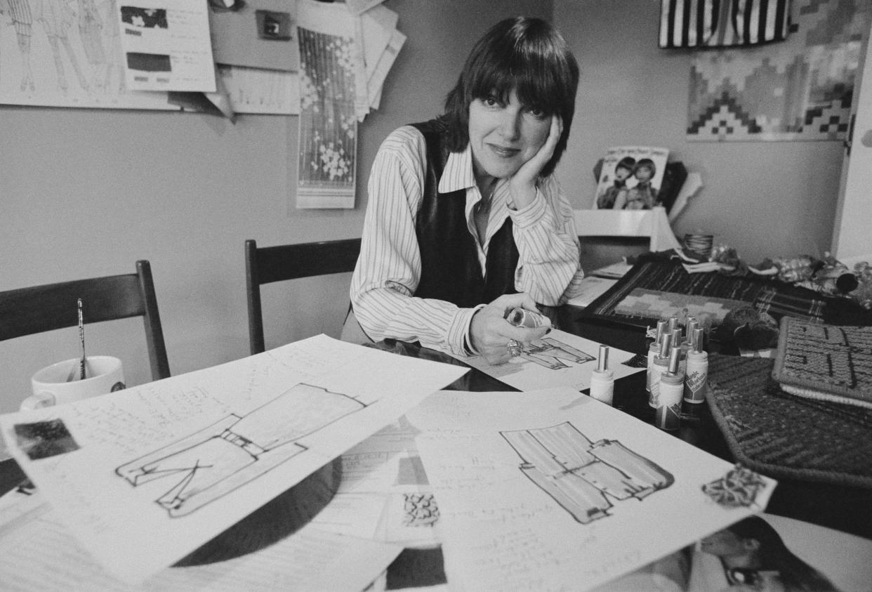 La styliste britannique Mary Quant (ici le 2 février 1979 dans son bureau) qui a conçu la première mini-jupe est morte ce jeudi 13 avril. 