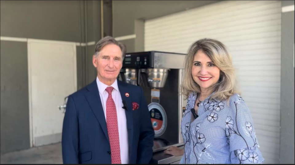 Pat Morris, representante de la Alcaldesa de Miami Dade Daniella Levine Cava con Liliam López, directora ejecutiva de la Cámara de Comercio Hispana del sur de la Florida, frente a una de las donaciones. Cortesía de la Cámara de Comercio Hispana del Sur de Florida.