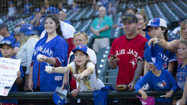 Mariners players criticize team for selling Blue Jays gear in