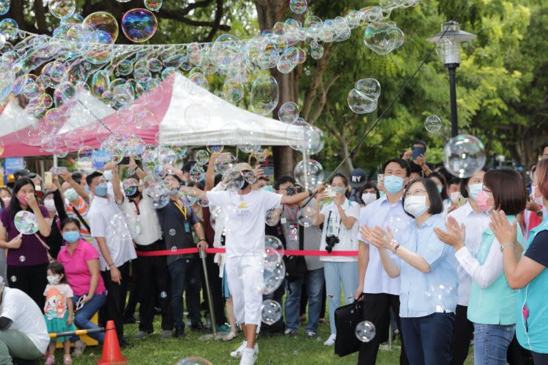 ▲難得有輕鬆的輔選行程，蔡英文在彰化市陽明公園和親子同樂，看泡泡、玩闖關遊戲。（圖／黃秀芳辦公室提供，2022.08.20）