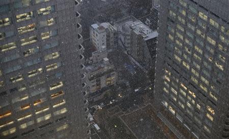 A general view of the business district is seen as snow falls in Tokyo February 4, 2014. REUTERS/Toru Hanai