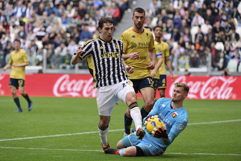 El portero del Genoa Josep Martinez evita el disparo de Fabio Miretti de la Juventus en el encuentro de la Serie A en el Estadio Allianz de Turín el domingo 17 de marzo del 2024. (Marco Alpozzi/LaPresse via AP)