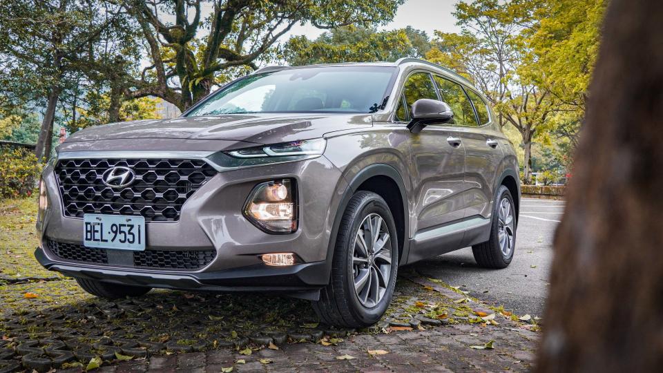 Hyundai Santa Fe 以三車型販售：2.4 汽油 4WD 尊爵（129.9 萬）、2.4 汽油旗艦（139.9 萬）、2.2 柴油 4WD 旗艦（149.9 萬）