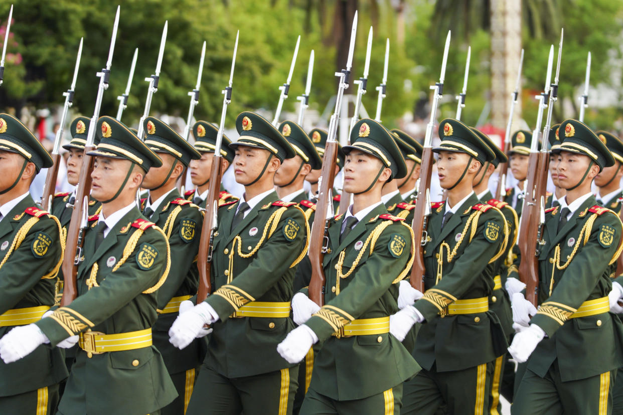 Chinesische Soldaten in Gardeuniform. In vielen chinesischen Staatsfirmen werden aktuell Armeegruppen gebildet. - Copyright: picture alliance/NurPhoto/CFoto