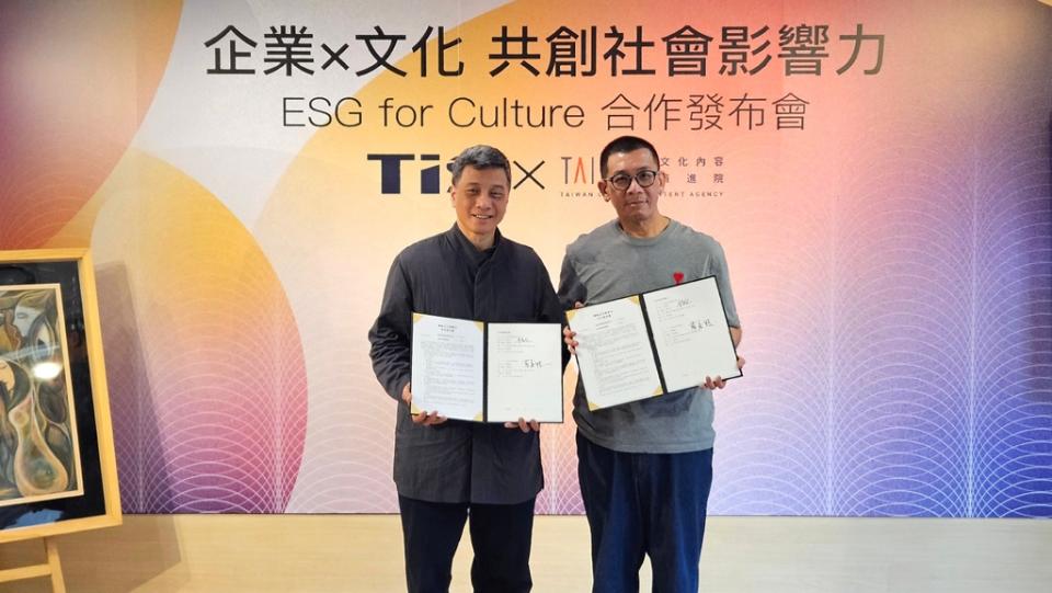 圖說：左為東友科技董事長黃育仁，右為文策院董事長蔡嘉駿共同簽署「觸動文化影響力」合作意向書。