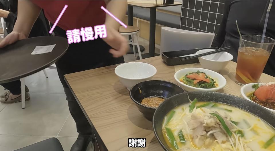 譚仔姐姐變櫻花妹？ 居日港人YouTuber試食日本三哥米線＋限定小食 店長為保香港味道特地來港隔離受訓！