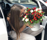 <p>Los ramos tradicionales nunca pasarán de moda, pero si a tu pareja no le gustan las rosas, prueba con un <em>bouquet</em> alternativo. (Foto: Instagram / <a rel="nofollow noopener" href="https://www.instagram.com/usenochka/" target="_blank" data-ylk="slk:@usenochka;elm:context_link;itc:0;sec:content-canvas" class="link ">@usenochka</a>). </p>