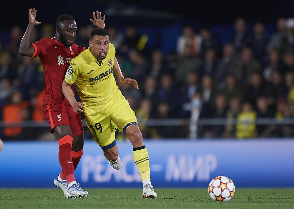 VILLARREAL, SPAIN - MAY 03: Francis Coquelin of Villarreal dispute the ball with Naby Keita of Liverpool during the UEFA Champions League Semi Final Leg Two match between Villarreal and Liverpool at Estadio de la Ceramica on May 03, 2022 in Villarreal, Spain. (Photo by Stringer/Anadolu Agency via Getty Images)