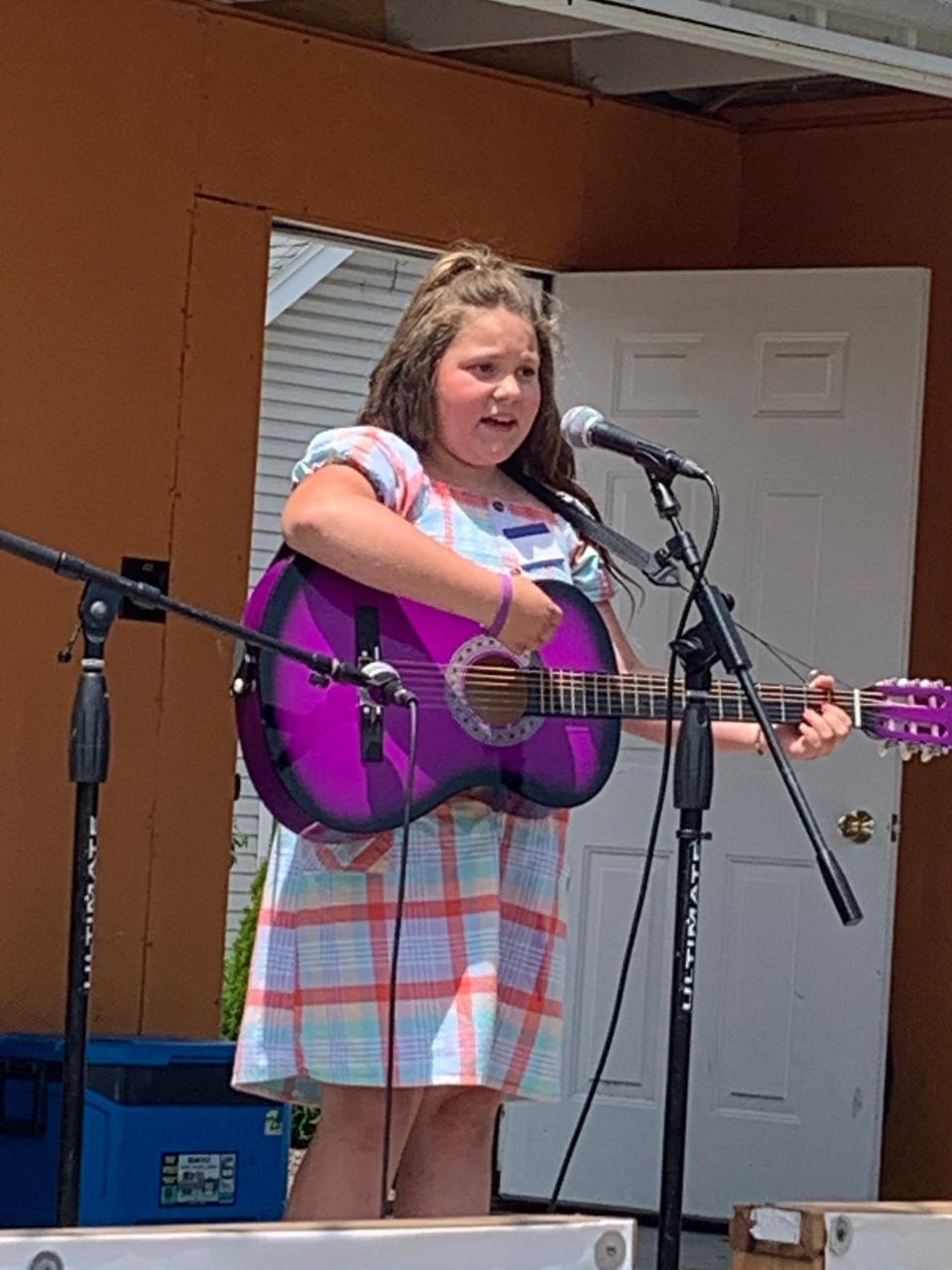 Isla Dotts sings "Animal Crackers" by Dolly Parton to take second place.
