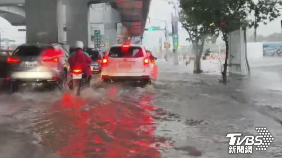 暴雨導致道路積水嚴重。（圖／TVBS）