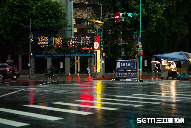 疫情的淒風苦雨籠罩著夜市攤販。