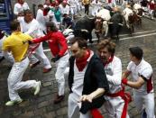 <p>Los toros de la ganadería de Fuente Ymbro en el tramo de Mercaderes, en el que cuarto encierro de los Sanfermines 2017, que se ha saldado con dos heridos leves por traumatismo. EFE/Jesus Diges </p>