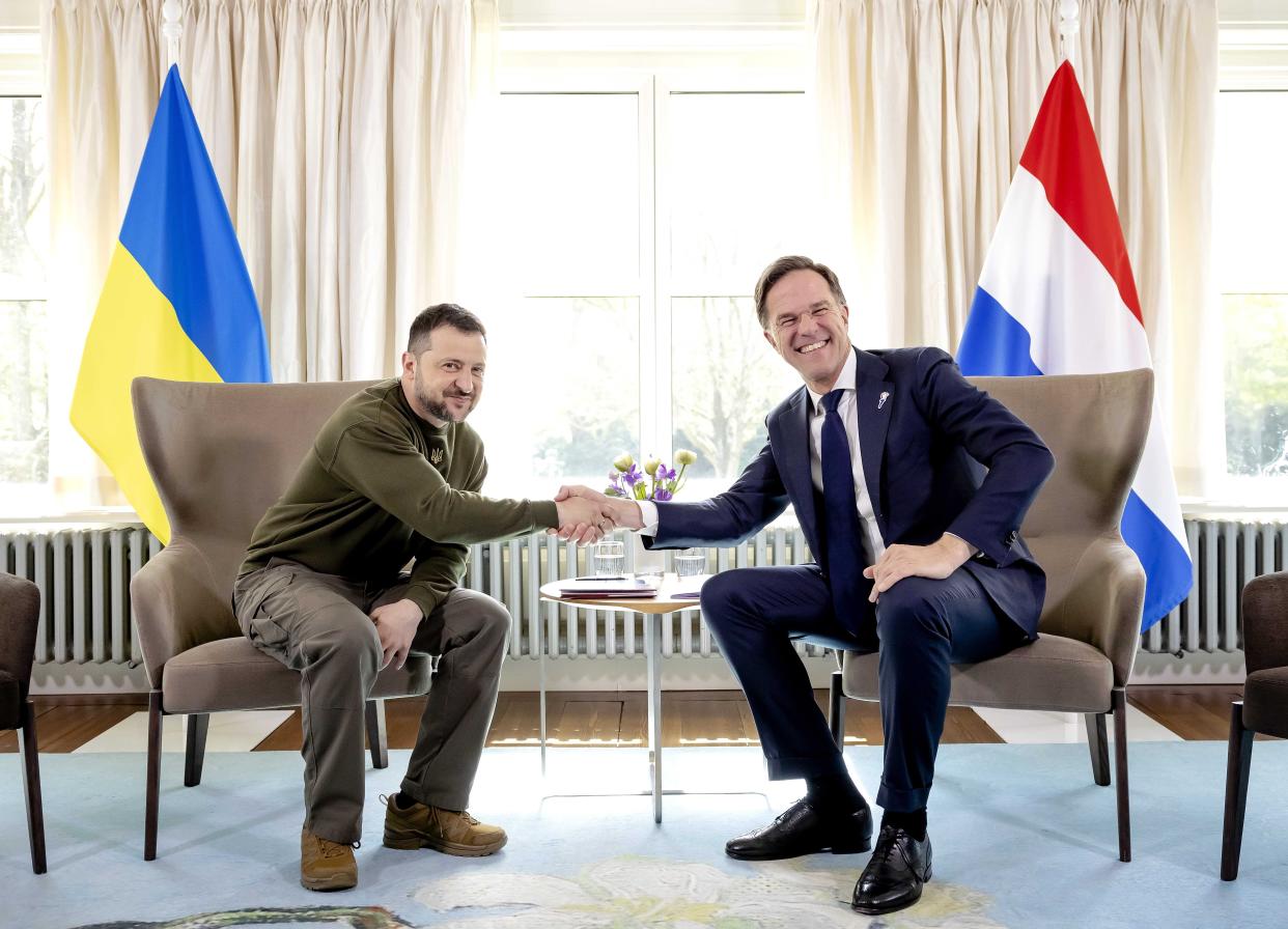Dutch Prime Minister Mark Rutte (R) greets Ukrainian President Volodymyr Zelensky during his visit at the Catshuis in the Hague (EPA)