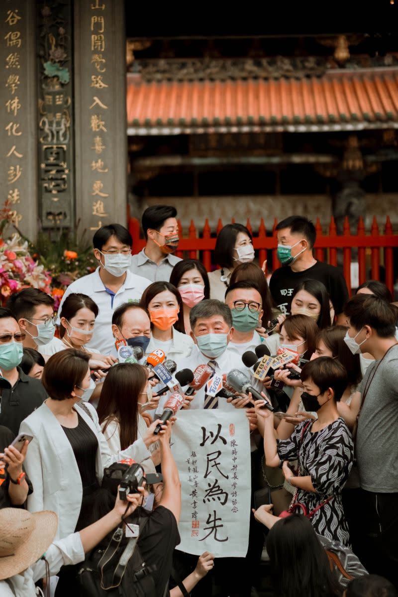 ▲陳時中日前赴龍山寺參拜，受到大批民眾熱情歡迎。（圖／陳時中辦公室提供）