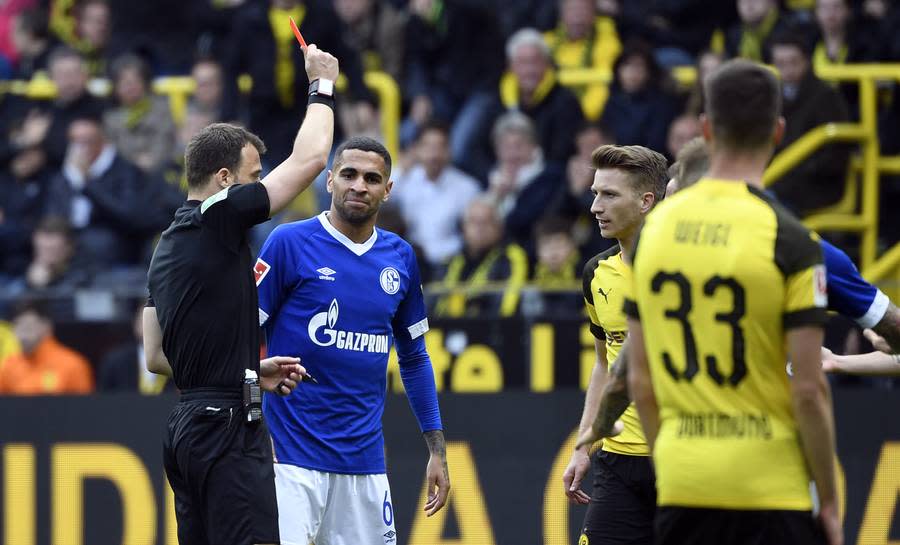 Für Schiedsrichter Felix Zwayer kann es nur eine Entscheidung geben: Die Rote Karte. Dortmund verliert das Derby mit 2:4 und damit womöglich auch den Kampf um die Meisterschaft. Vor dem Spiel hatte Reus angekündigt, er wolle Schalke "weghauen". So hat er das wohl nicht gemeint