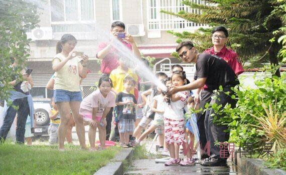 （觀傳媒中彰投新聞）【記者廖妙茜/台中報導】防火教育及宣導宜從小做起、向下扎根，台中市政府消防局今年特別規劃17場免費暑期消防營隊活動，在台中市各行政區域舉辦，共開放1,870個名額，讓6至12歲學童利用暑假學習防火、逃生暨防範一氧化碳中毒、防震等消防安全觀念，達到防火教育的推廣目的。