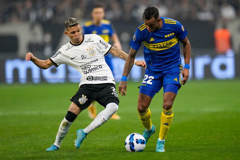 Adson marca a Sebastián Villa, que no desequilibró frente a Corinthians, sobre todo en el período inicial; el colombiano de Boca mejoró en el segundo, en la noche de su regreso a la Copa Libertadores.