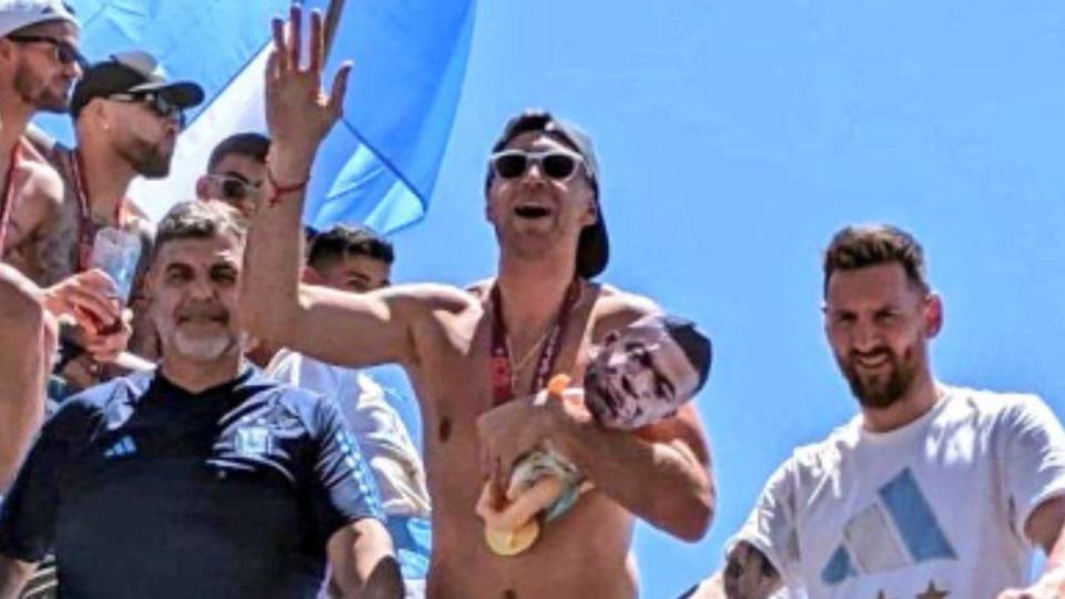 馬丁尼茲返國後抱著「臭臉姆巴佩」娃娃參加勝利遊行。（圖／翻攝自推特@piersmorgan）