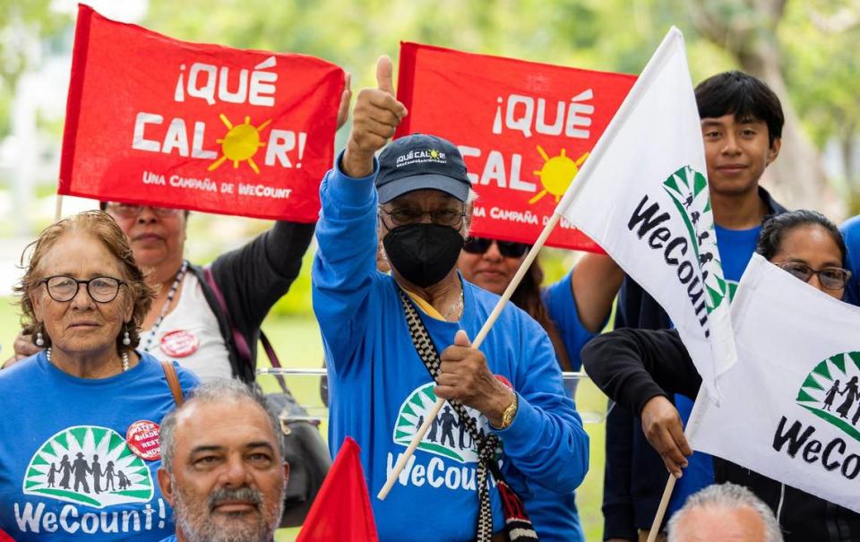 José Delgado Soto, de 74 años, al centro, miembro de WeCount! y un trabajador agrícola que sufrió dos golpes de calor, reacciona después de asistir a una conferencia de prensa afuera del Government Center, el 15 de mayo de 2023, en el downtown de Miami. El evento se celebró para anunciar el inicio de la temporada de calor en todo el Condado Miami-Dade.