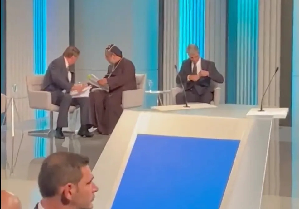 Bolsonaro (PL) e Padre Kelmon (PTB) durante intervalo do debate na Globo (Reprodu&#xe7;&#xe3;o)