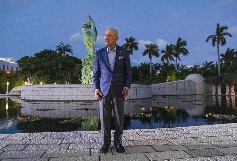 Domingo 5 de noviembre de 2023: David Schaecter, superviviente del Holocausto, junto al monumento en Holocaust Memorial Miami Beach, en donde la comunidad judía del sur de la Florida conmemoró el 85 aniversario de Kristallnacht, la Noche de los Cristales Rotos, y en memoria de los israelíes asesinados en los atentados terroristas de Hamas que empezaron el 7 de octubre. Pedro Portal/pportal@miamiherald.com