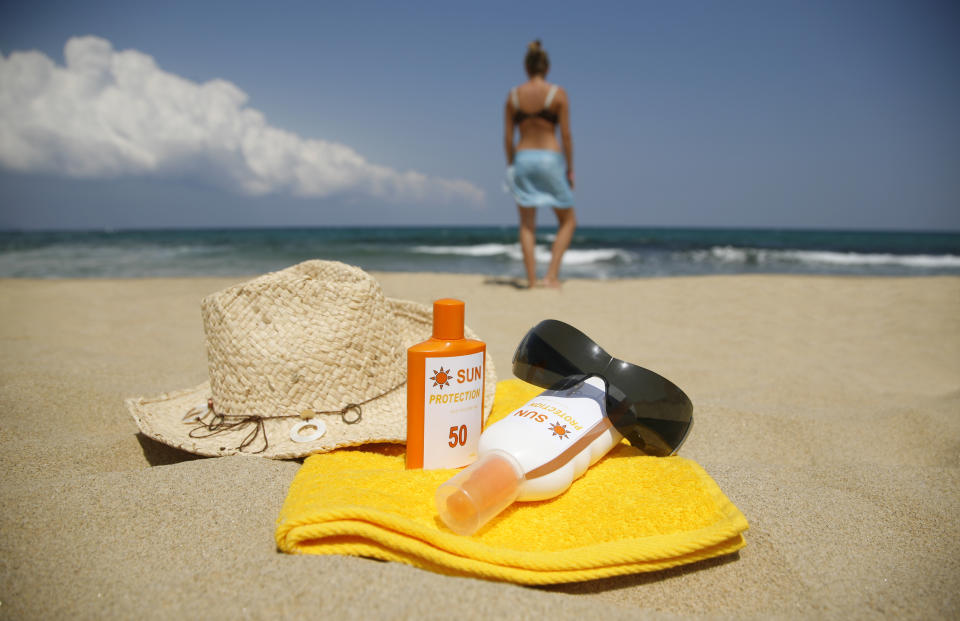 Sonnencreme hat am Strand fast jeder dabei - und eignet sich als Versteck für die Wertsachen. (Foto: Getty Images)