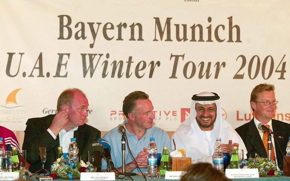 Parallel trieb Hoeneß einige Projekte voran. So fuhr der FC Bayern etwa schon 2004 in die Vereinigten Arabischen Emirate.