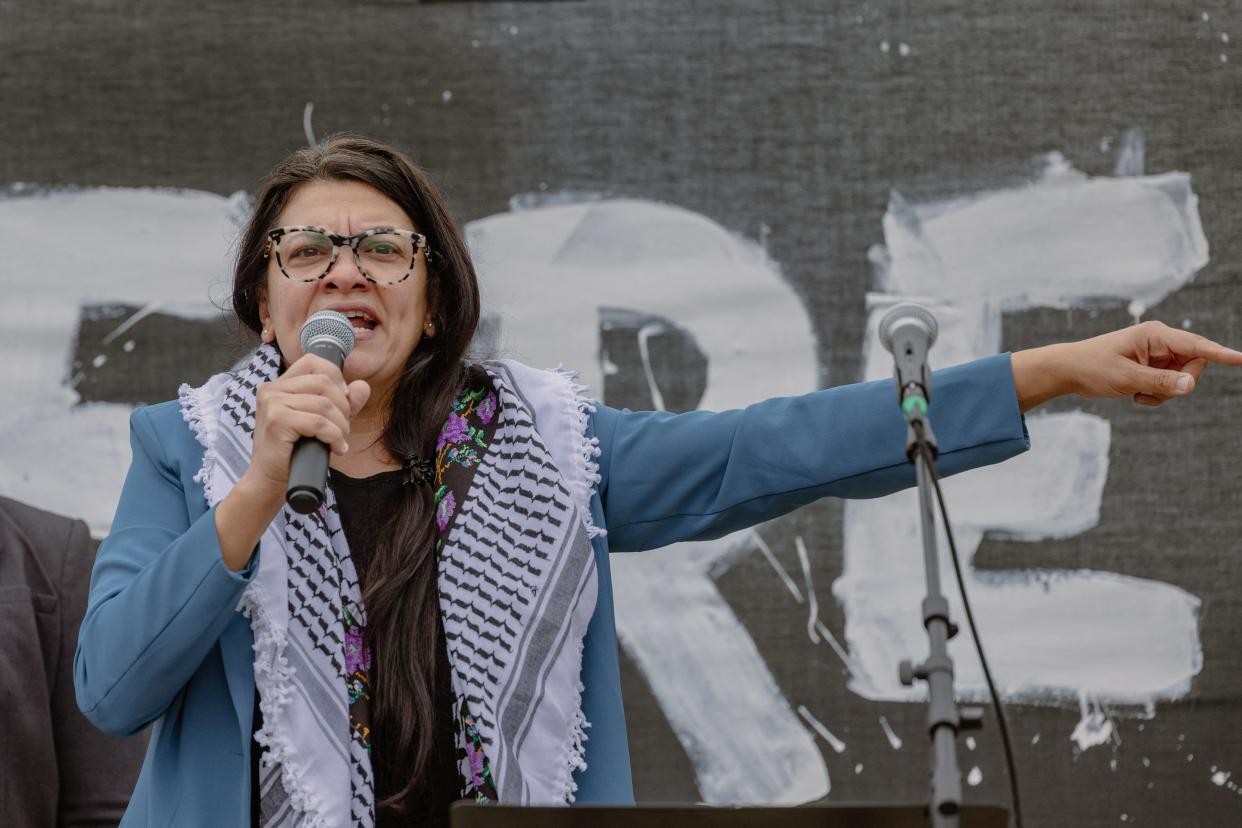 La imagen muestra a Rashida Tlaib, representante demócrata de Michigan y única miembro palestina-estadounidense del Congreso, en una manifestación en el National Mall de Washington, D.C. el viernes 20 de octubre de 2023, para mostrar su apoyo a la causa palestina. (Foto de ALI KHALIGH/Middle East Images/AFP vía Getty Images)