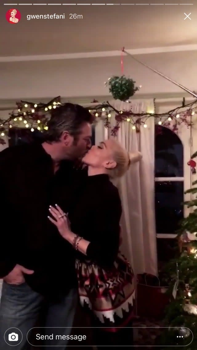 Blake Shelton and Gwen Stefani - mistletoe