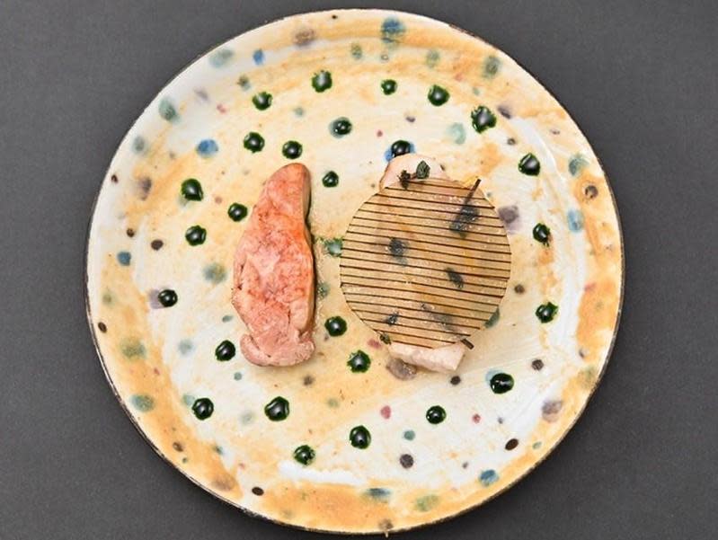 《天才主廚餐廳》劇中由gaku餐廳推出的魚料理，即出自「INUA」主廚Thomas Frebel之手。（翻攝自《天才主廚餐廳》官網）