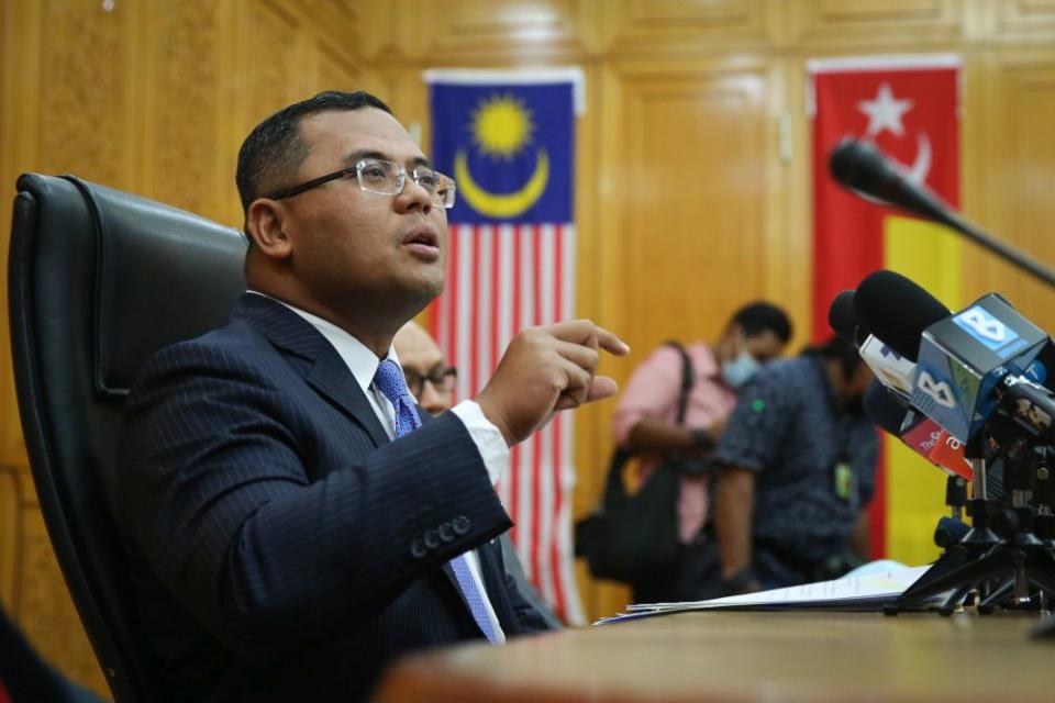 Selangor Mentri Besar Datuk Seri Amirudin Shari speaks during a press conference at the Selangor state secretariat building in Shah Alam October 21, 2020. — Picture by Yusof Mat Isa